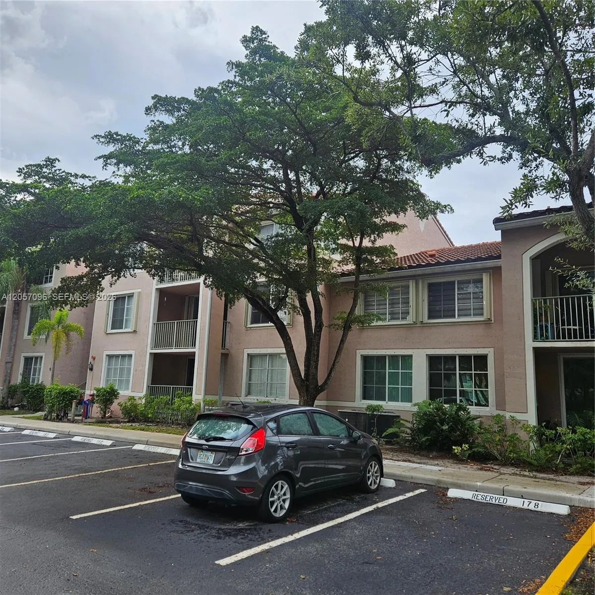 Foto de propiedad en 12124 Saint Andrews Place 107, Miramar, FL 33025 Miramar con MLS# 