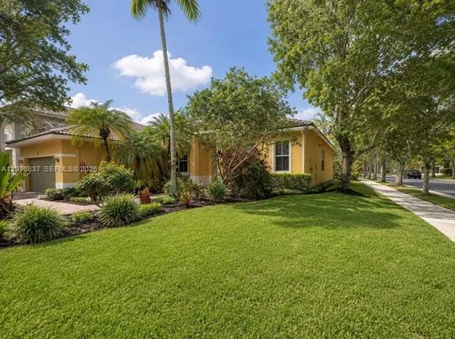 Foto de propiedad en 1213 Skylark Drive 0, Weston, FL 33327 Weston con MLS# 