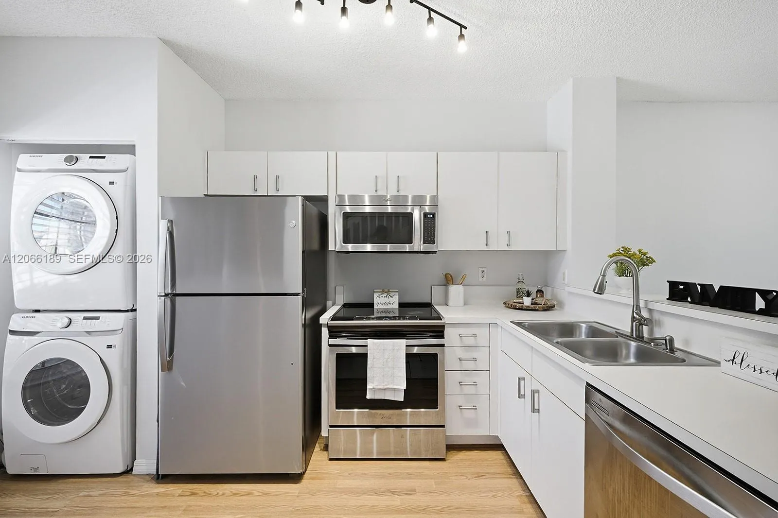 Foto de propiedad en 12135 SW 3rd Street, Pembroke Pines, FL 33025 Pembroke Pines con MLS# 
