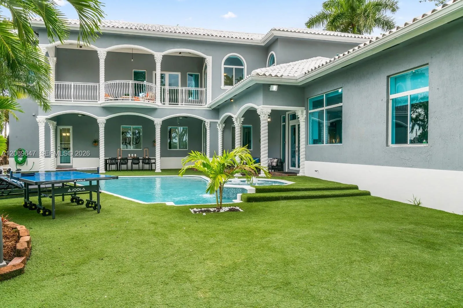 Foto de propiedad en 12141 Walsh Boulevard, Miami, FL 33184 Miami con MLS# 