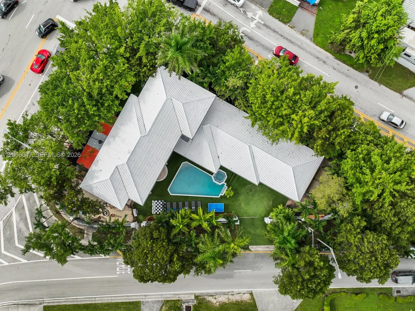 Foto de propiedad en 12141 Walsh Boulevard, Miami, FL 33184 Miami con MLS# 