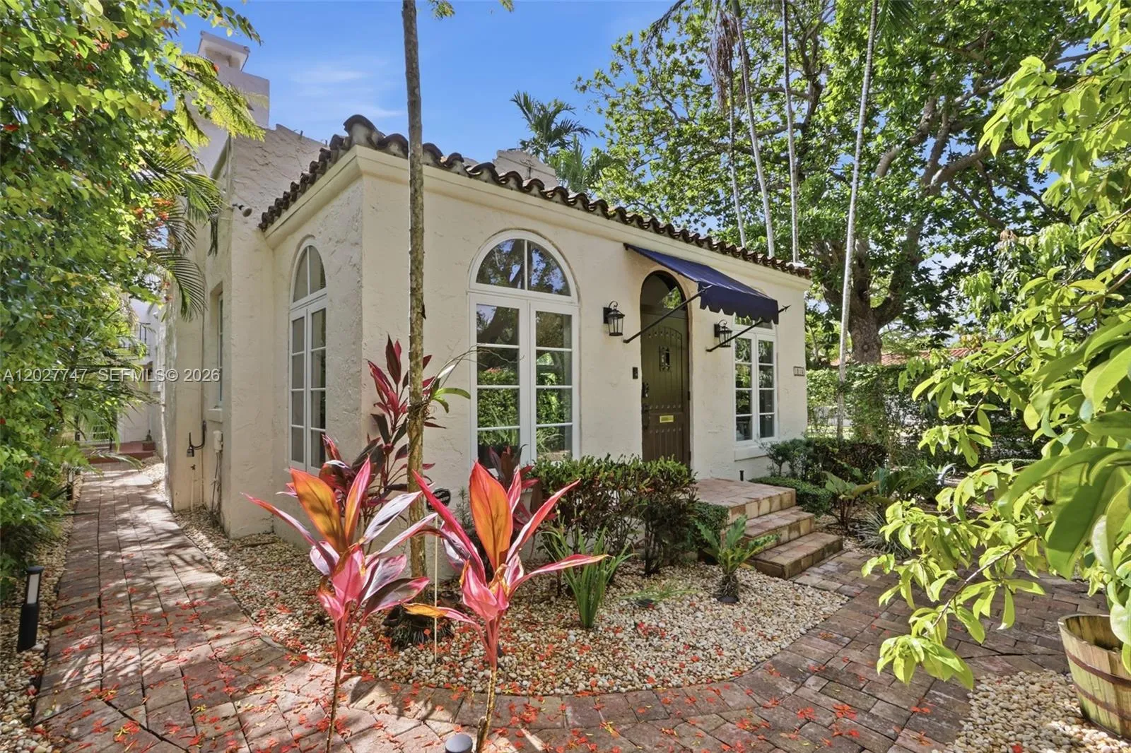 Foto de propiedad en 1215 Madrid Street, Coral Gables, FL 33134 Coral Gables con MLS# 