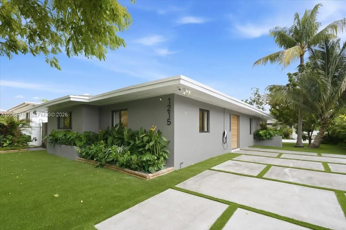 Foto de propiedad en 1215 NE 110th Street, Miami, FL 33161 Miami con MLS# 
