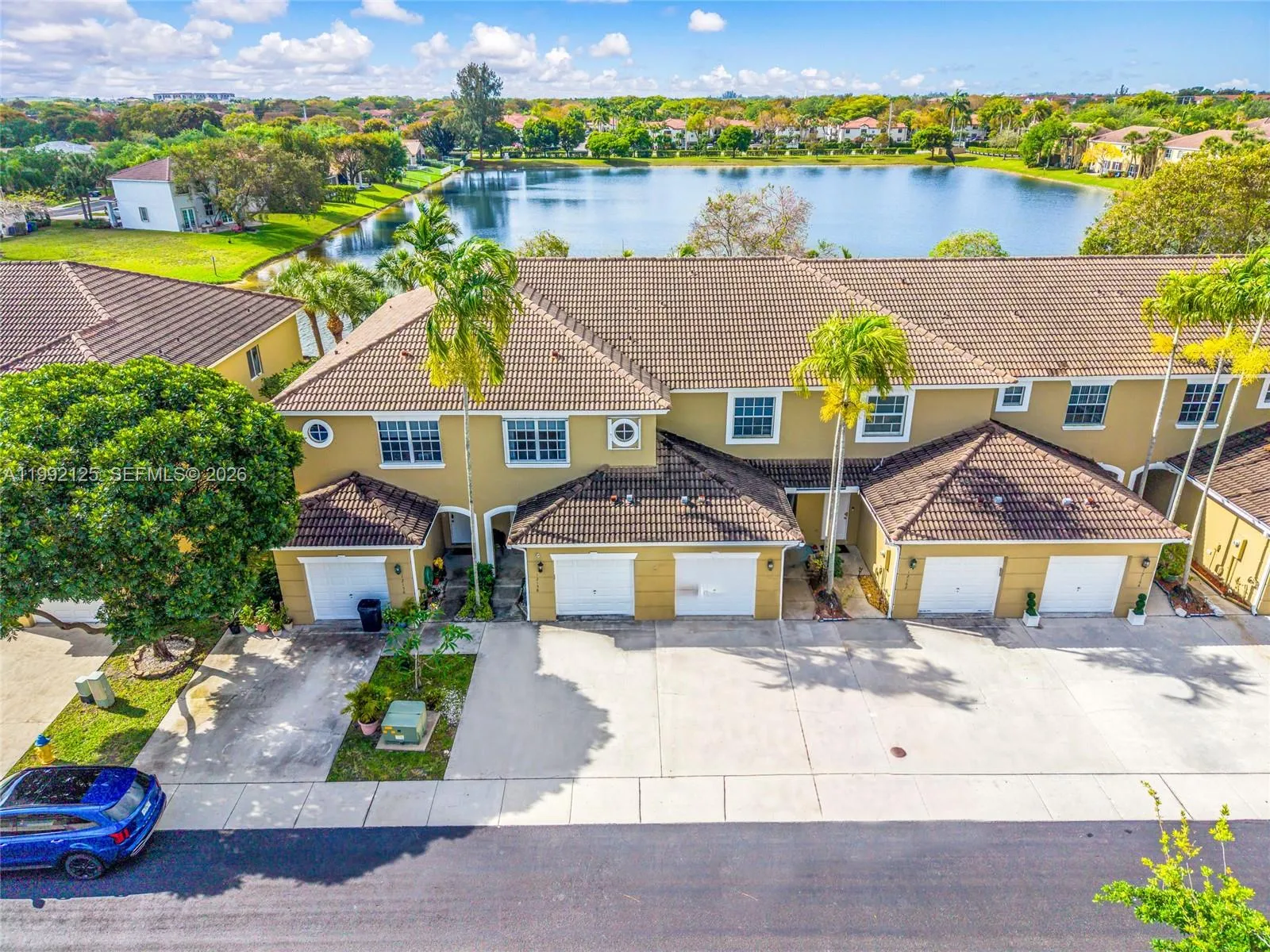 Foto de propiedad en 12158 SW 5th Court, Pembroke Pines, FL 33025 Pembroke Pines con MLS# 