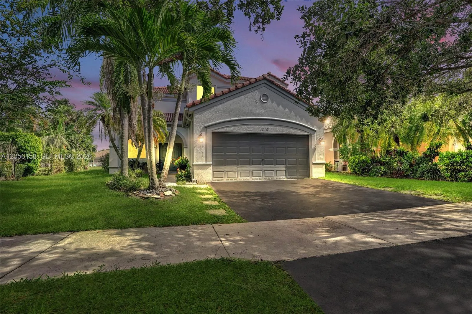 Foto de propiedad en 1216 Chinaberry Drive, Weston, FL 33327 Weston con MLS# 