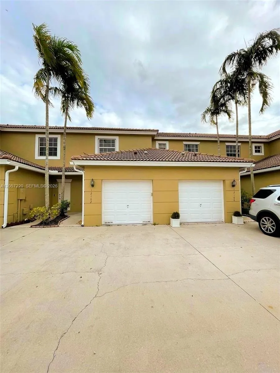 Foto de propiedad en 12162 SW 5th Court, Pembroke Pines, FL 33025 Pembroke Pines con MLS# 