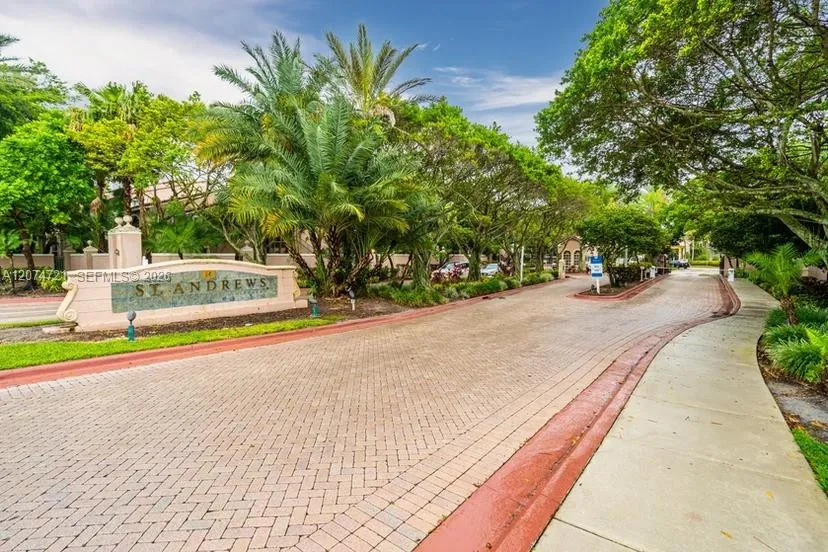 Foto de propiedad en 12166 Saint Andrews Place 104, Miramar, FL 33025 Miramar con MLS# 