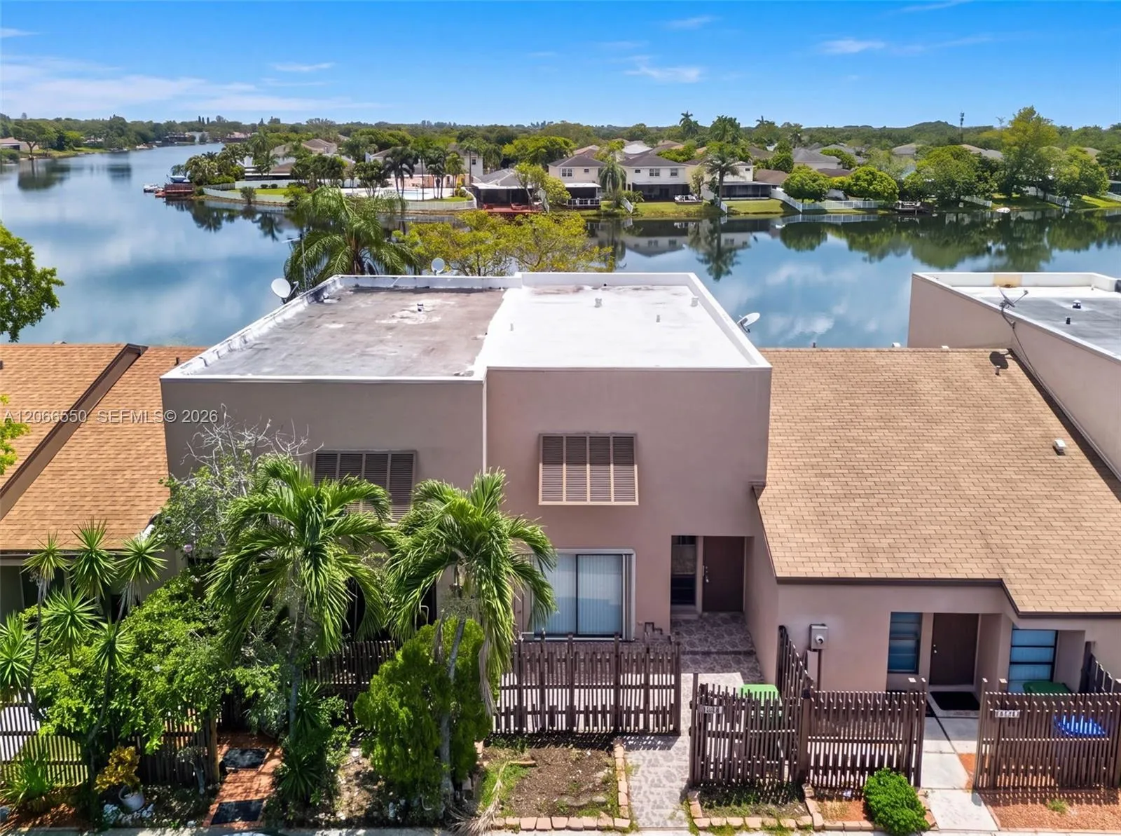 Foto de propiedad en 1217 NW 122nd Terrace, Pembroke Pines, FL 33026 Pembroke Pines con MLS# 