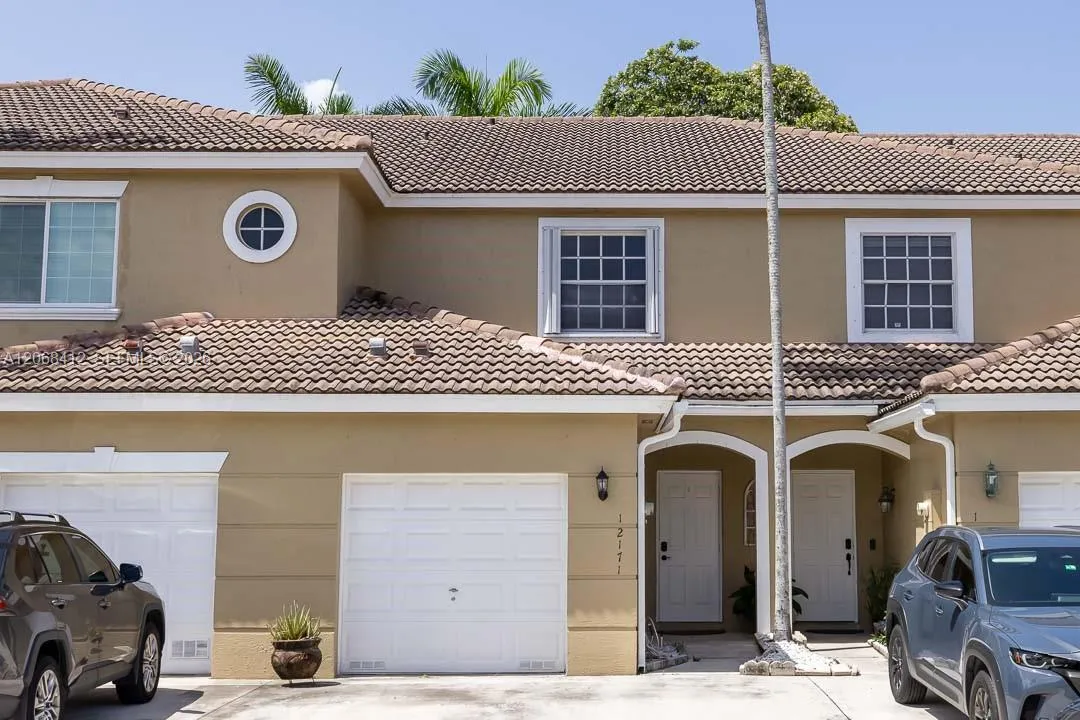 Foto de propiedad en 12171 SW 4th Street, Pembroke Pines, FL 33025 Pembroke Pines con MLS# 