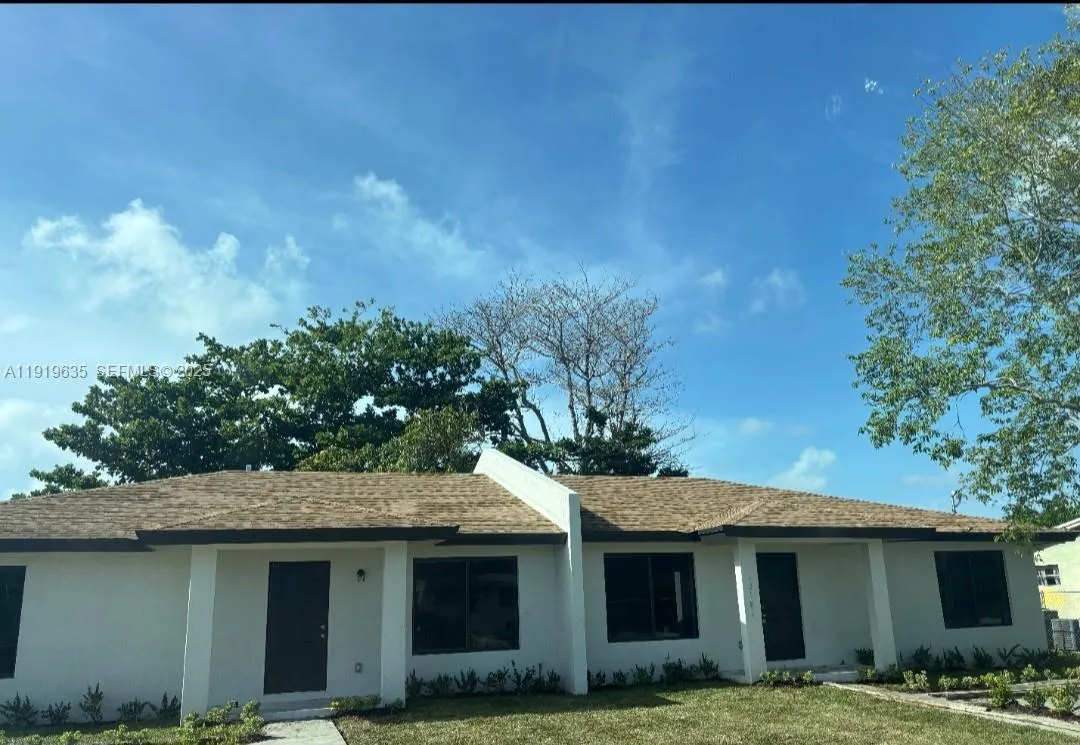 Foto de propiedad en 12181 SW 215th Street, Miami, FL 33177 Miami con MLS# 