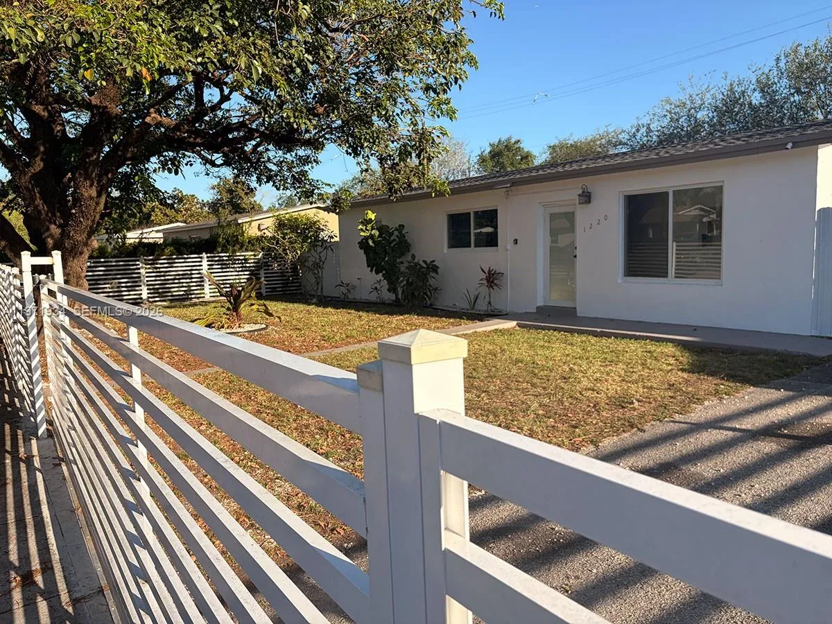 Vendido 1220 NE 206th Street, Miami, FL 33179, Miami, FL 33179
