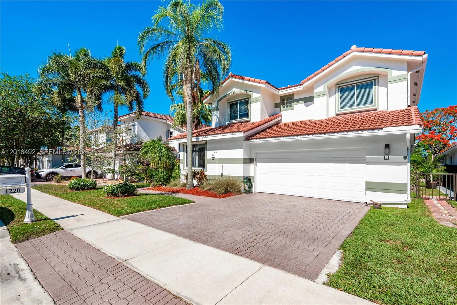 Foto de propiedad en 1220 W Bel Aire Drive W, Pembroke Pines, FL 33027 Pembroke Pines con MLS# 