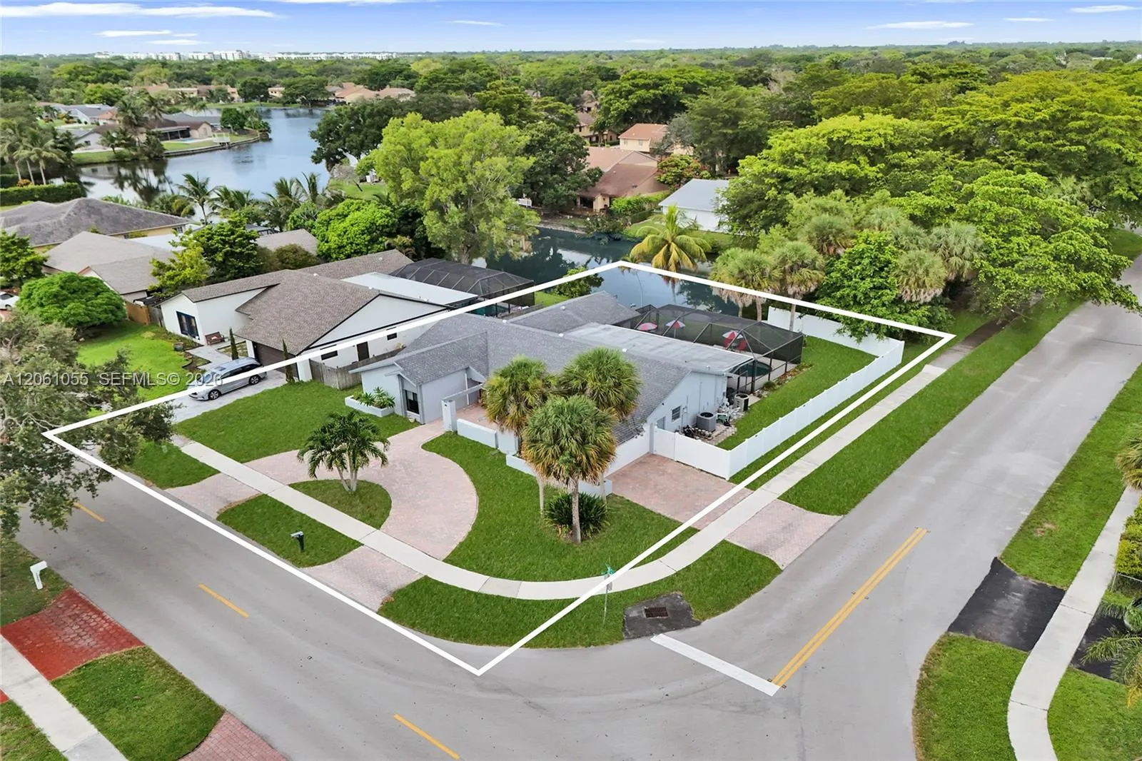 Foto de propiedad en 1221 NW 78th Avenue, Plantation, FL 33322 Plantation con MLS# 