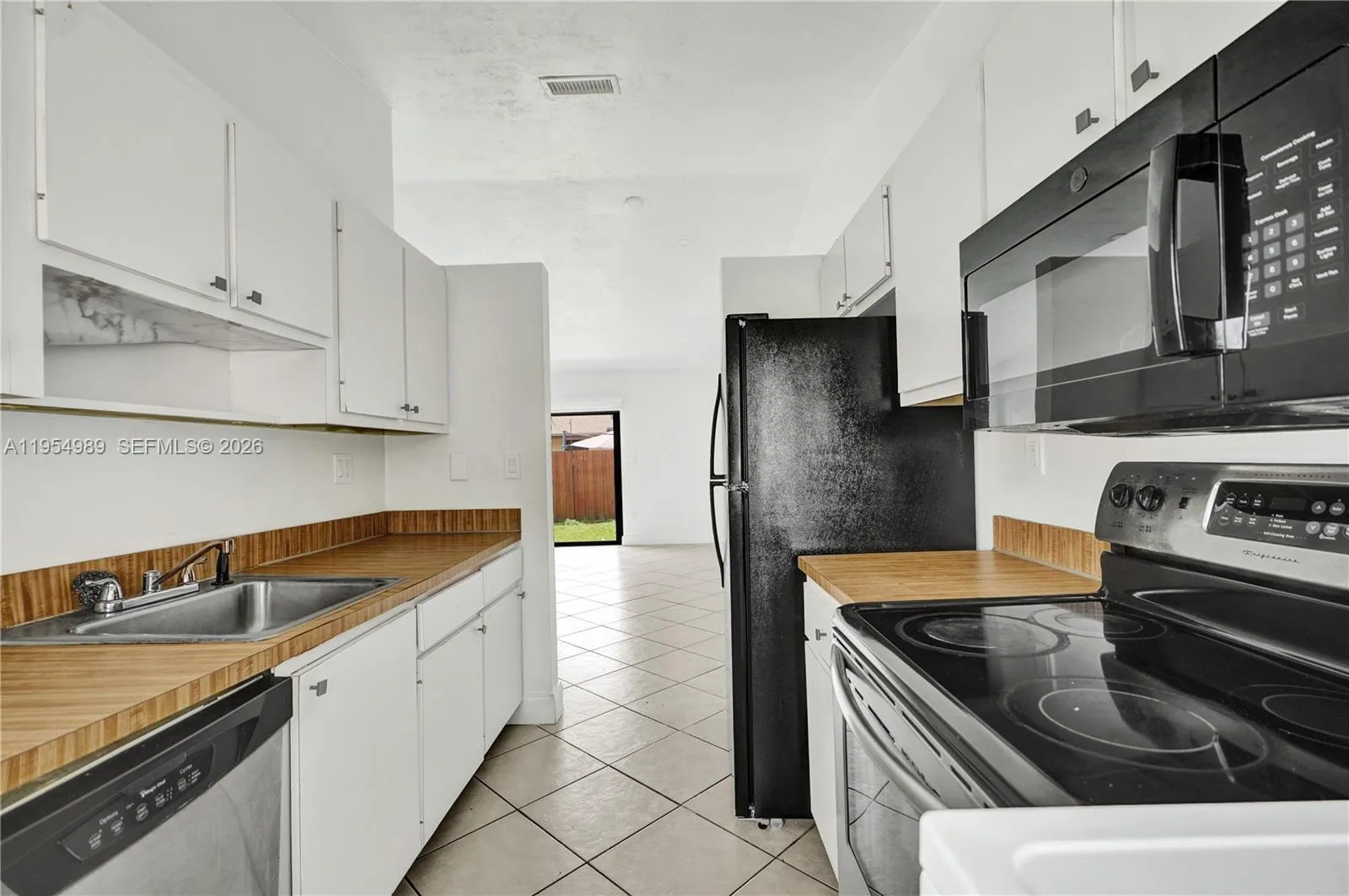 Foto de propiedad en 12216 SW 110th Lane, Miami, FL 33186 Miami con MLS# 