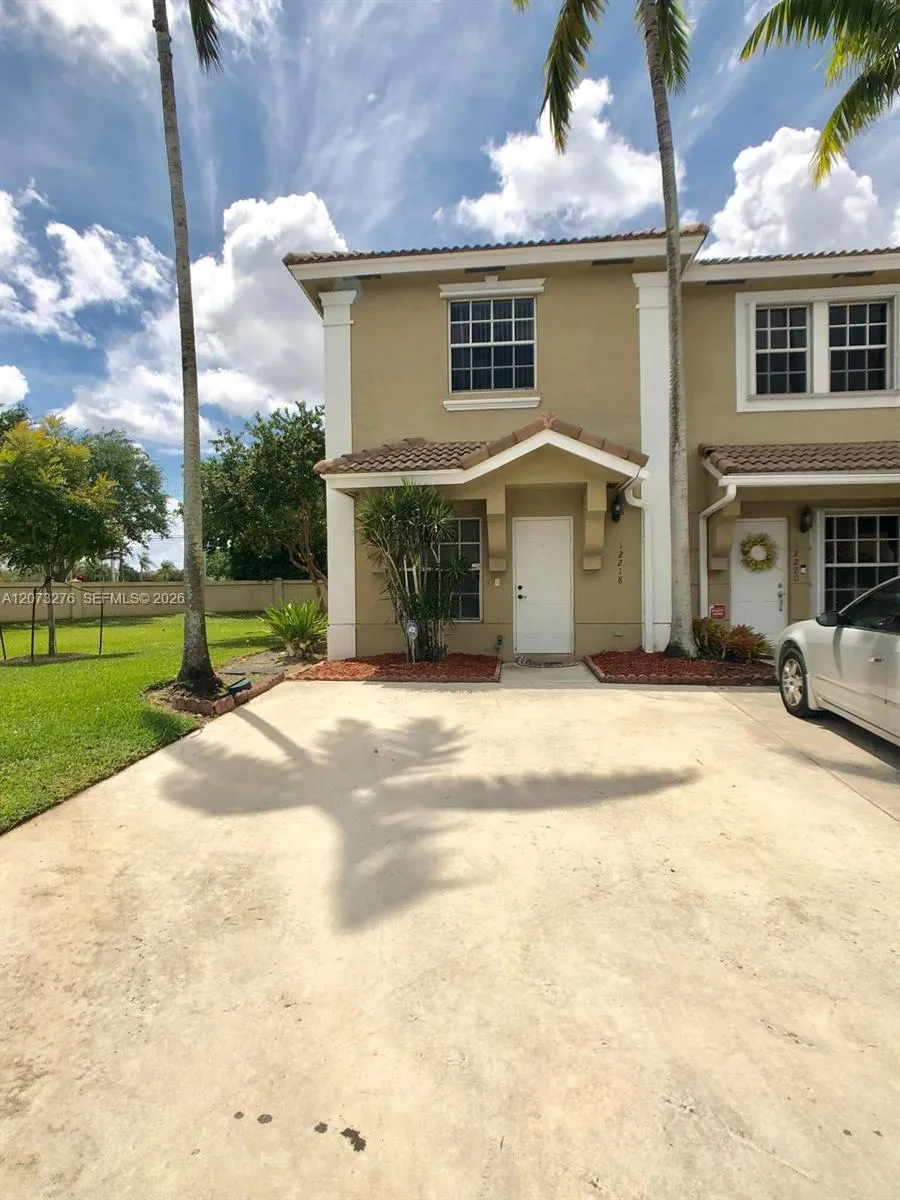 Foto de propiedad en 12218 SW 8th Court, Pembroke Pines, FL 33025 Pembroke Pines con MLS# 