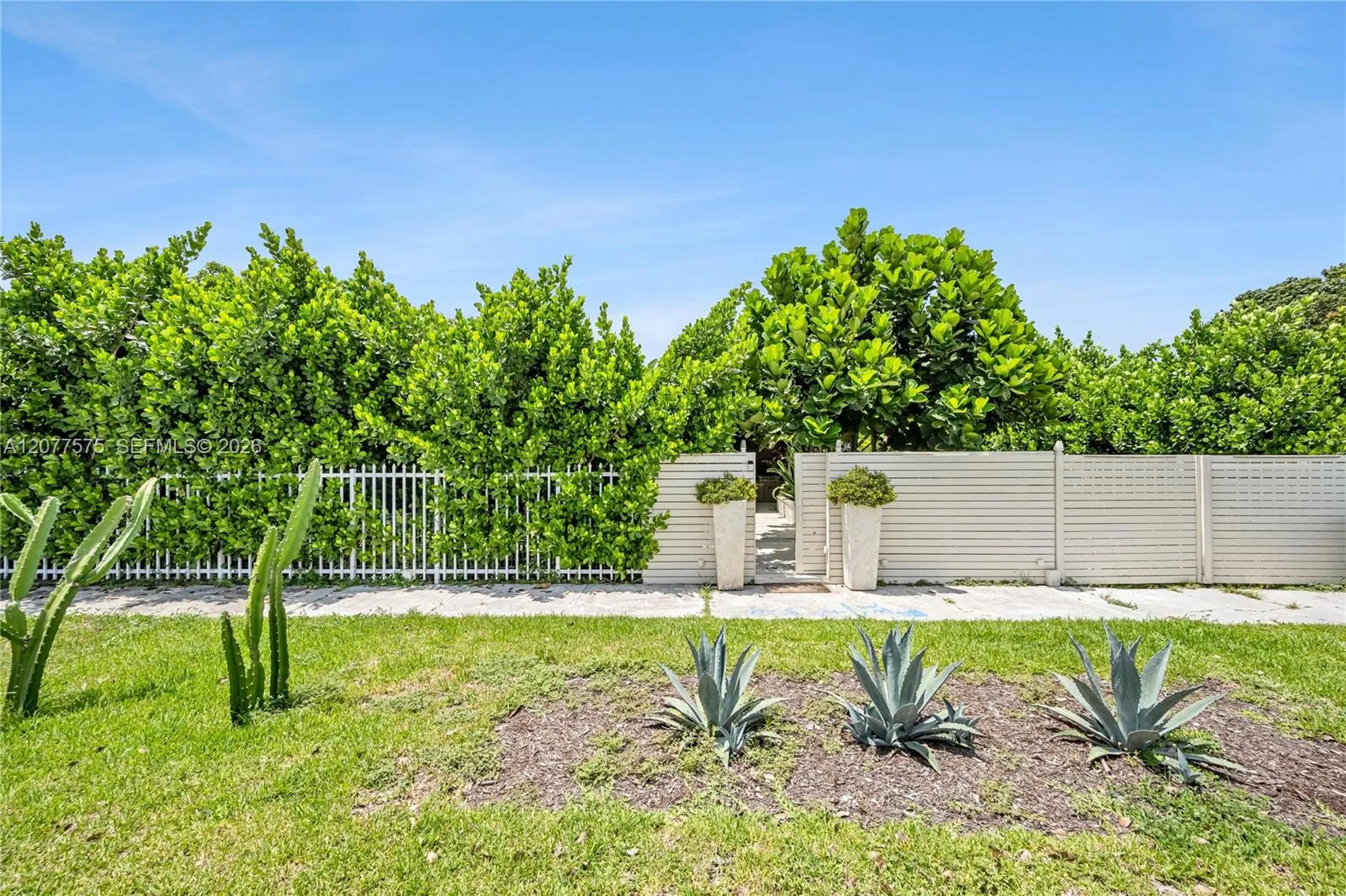 Foto de propiedad en 12230 NW 22nd Court, Miami, FL 33167 Miami con MLS# 