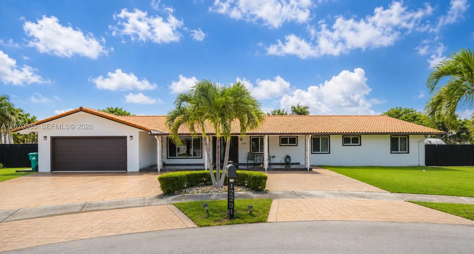 Foto de propiedad en 12231 SW 1st Street, Miami, FL 33184 Miami con MLS# 