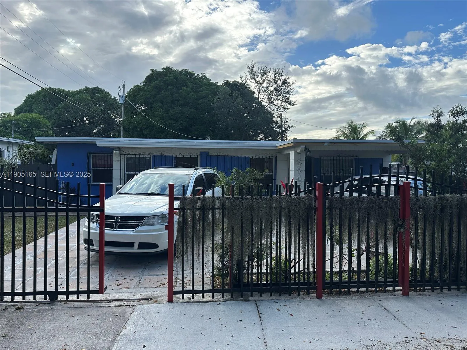 Foto de propiedad en 12240 NW 13th Avenue, North Miami, FL 33167 North Miami con MLS# 