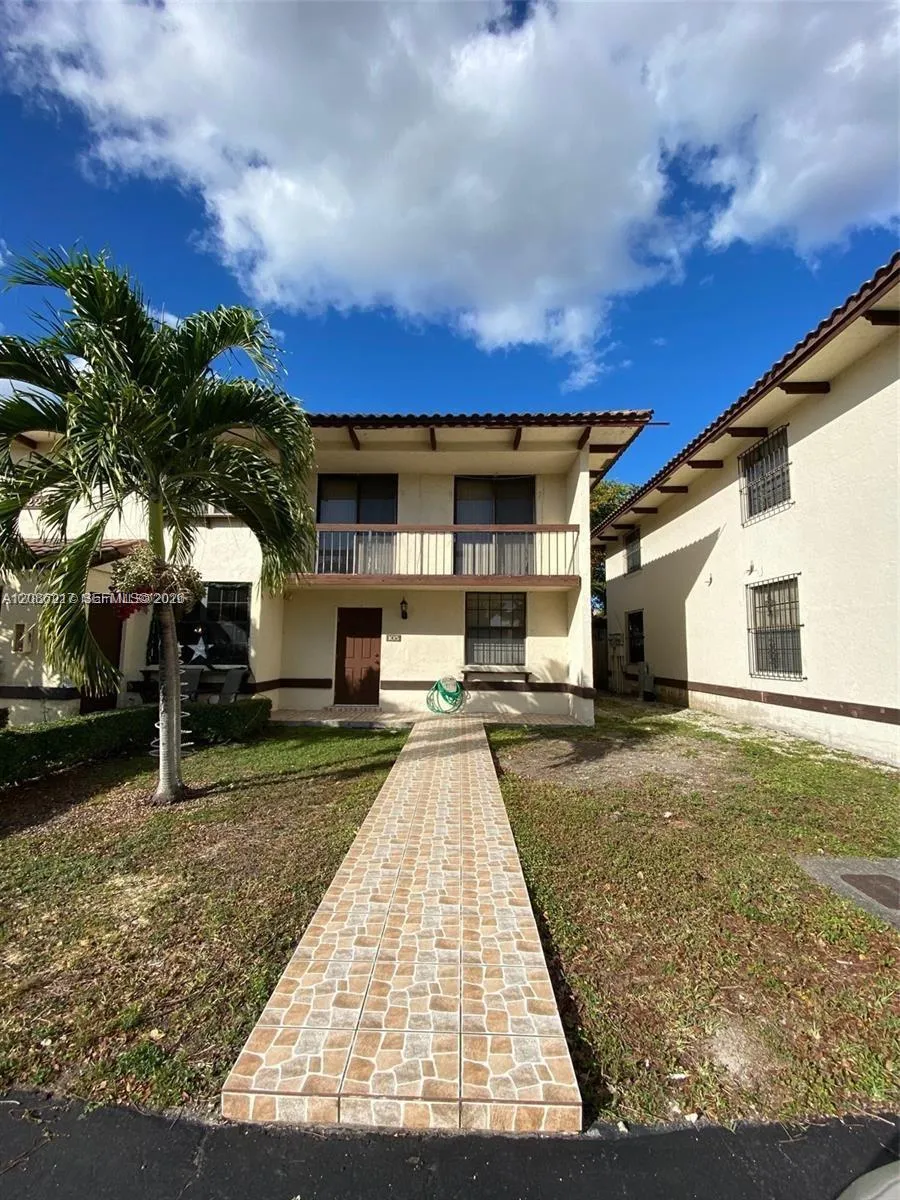 Foto de propiedad en 12241 SW 16th Terrace K105, Miami, FL 33175 Miami con MLS# 