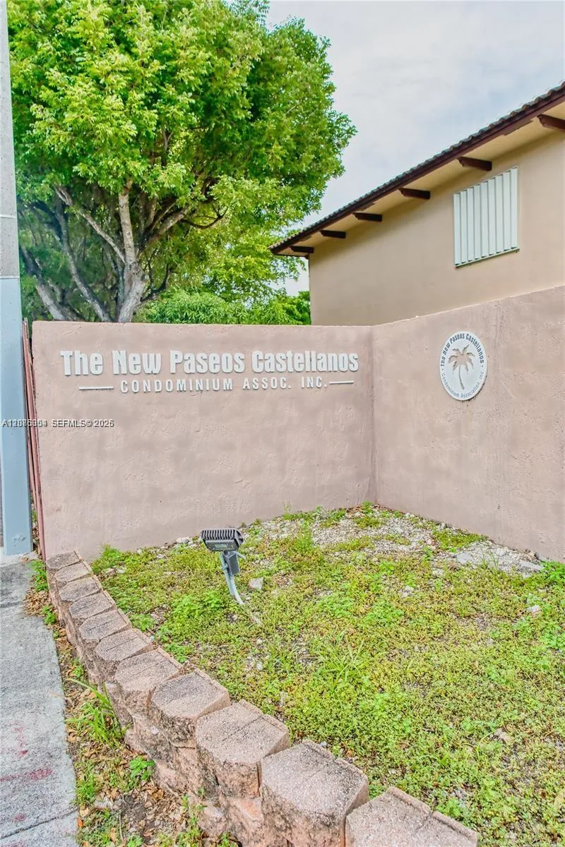 Foto de propiedad en 12247 SW 17th Lane 105-S, Miami, FL 33175 Miami con MLS# 