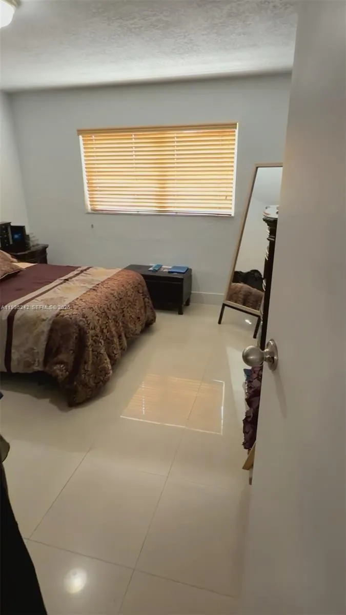 Foto de propiedad en 1225 W 35th Street 2A, Hialeah, FL 33012 Hialeah con MLS# 
