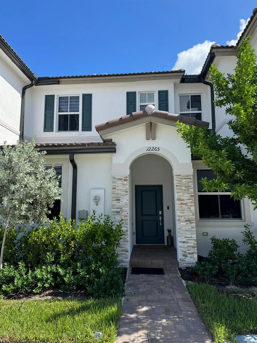 Foto de propiedad en 12265 NW 24th Place 12265, Miami, FL 33167 Miami con MLS# 