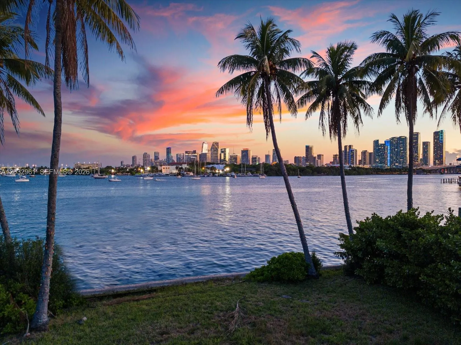 Foto de propiedad en 1228 S Venetian Way, Miami, FL 33139 Miami con MLS# 