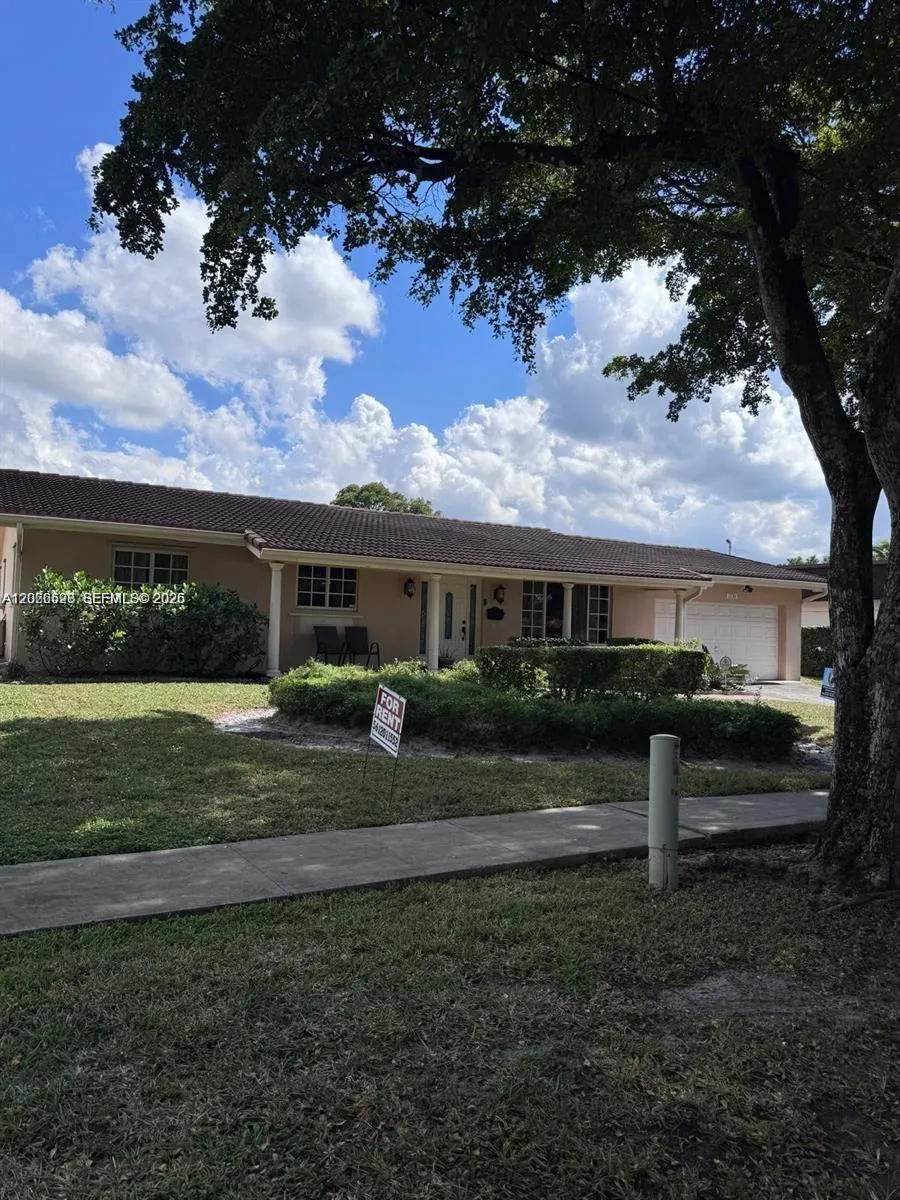 Foto de propiedad en 1230 NW 74th Avenue, Plantation, FL 33313 Plantation con MLS# 