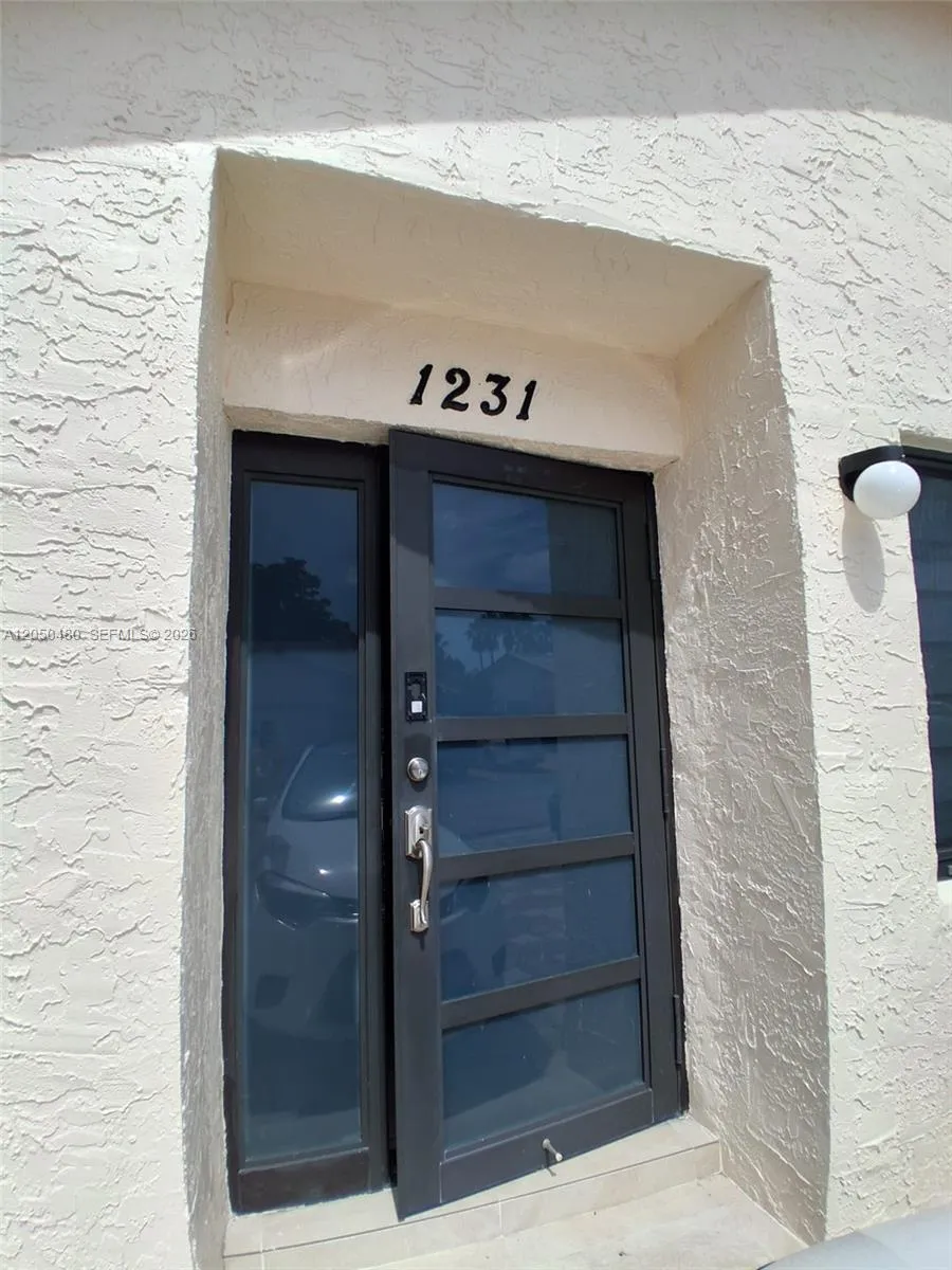 Foto de propiedad en 1231 SW 136th Place A, Miami, FL 33184 Miami con MLS# 