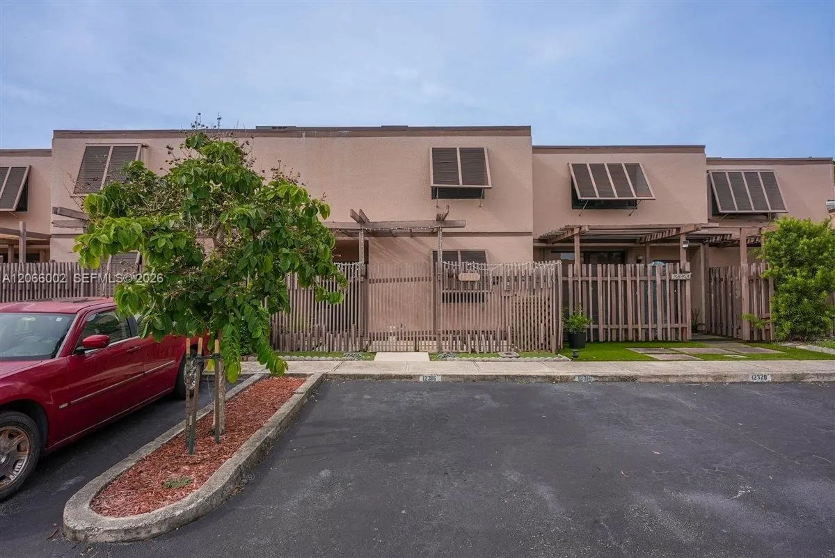 Foto de propiedad en 12316 NW 11th Court, Pembroke Pines, FL 33026 Pembroke Pines con MLS# 