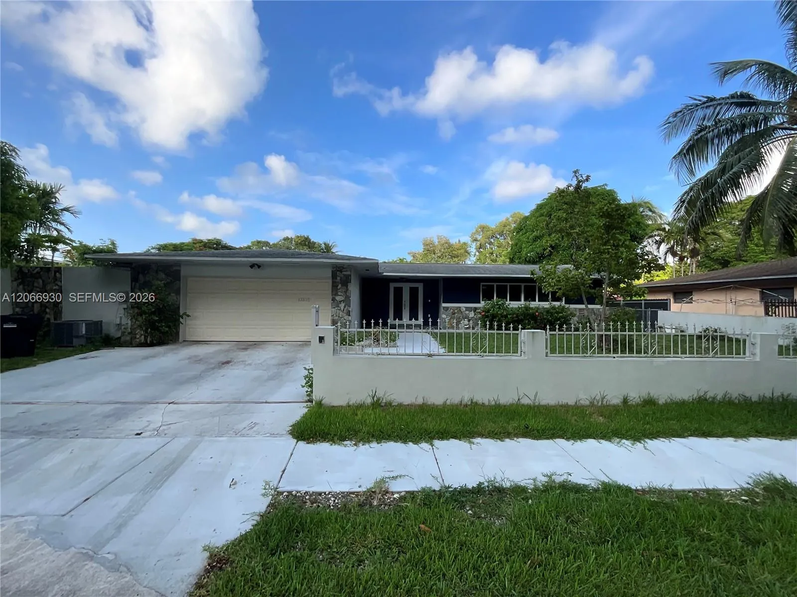 Foto de propiedad en 12325 NE 2nd Court, North Miami, FL 33161 North Miami con MLS# 