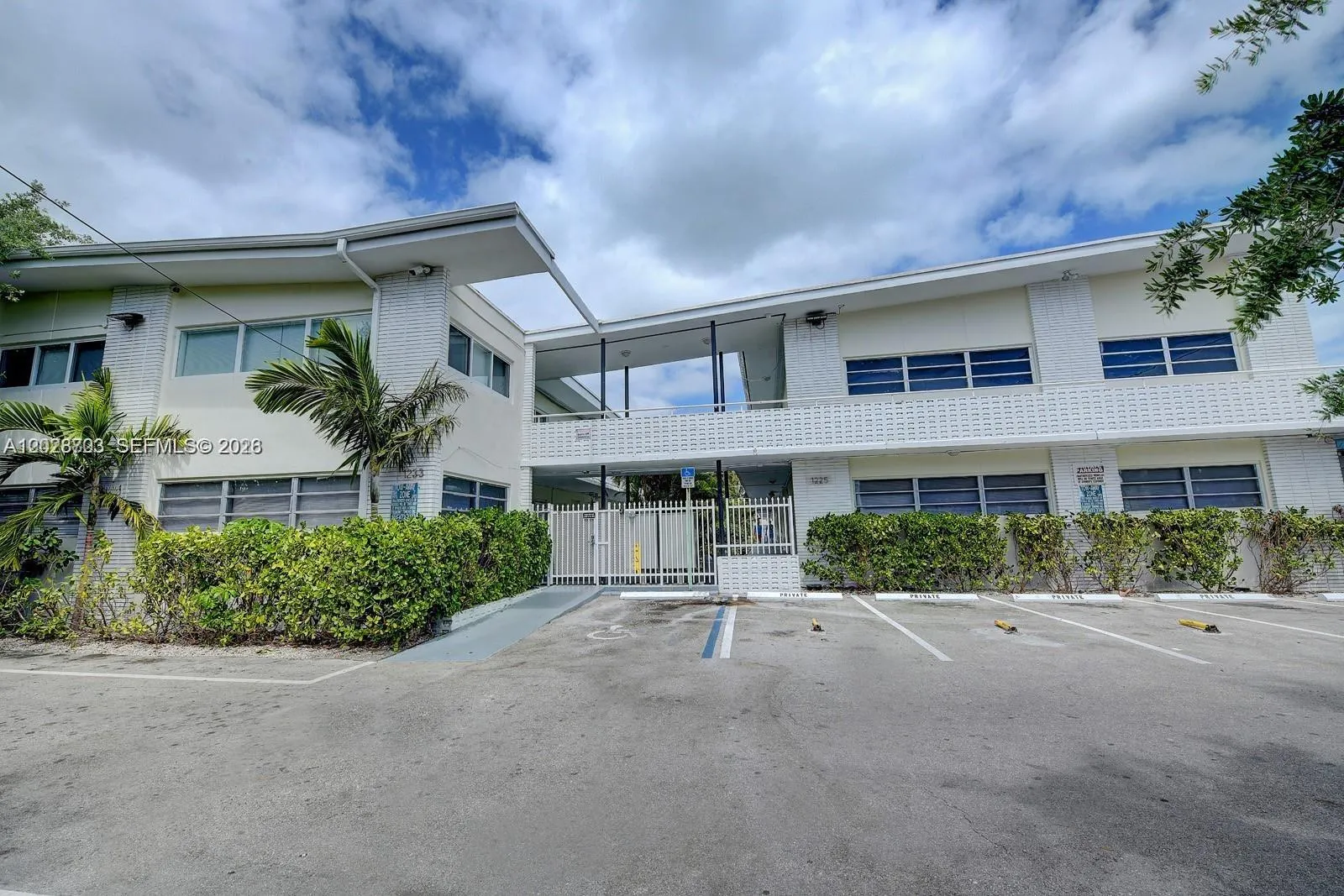 Foto de propiedad en 1233 Marseille Drive 5, Miami Beach, FL 33141 Miami Beach con MLS# 