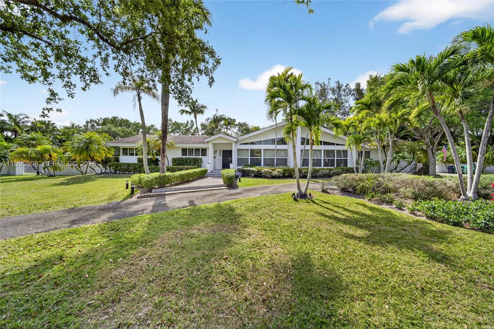 Foto de propiedad en 12330 Pine Needle Lane, Pinecrest, FL 33156 Pinecrest con MLS# 
