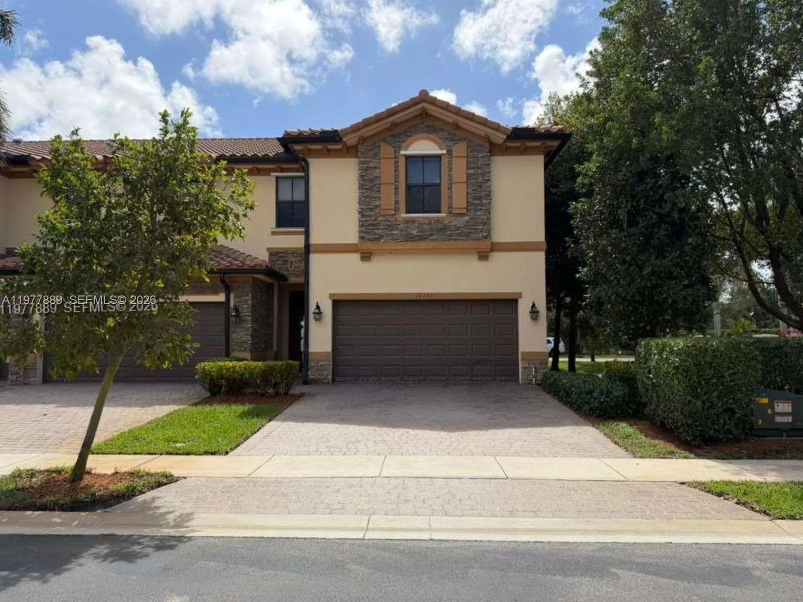 Foto de propiedad en 12350 S Village Circle, Davie, FL 33325 Davie con MLS# 