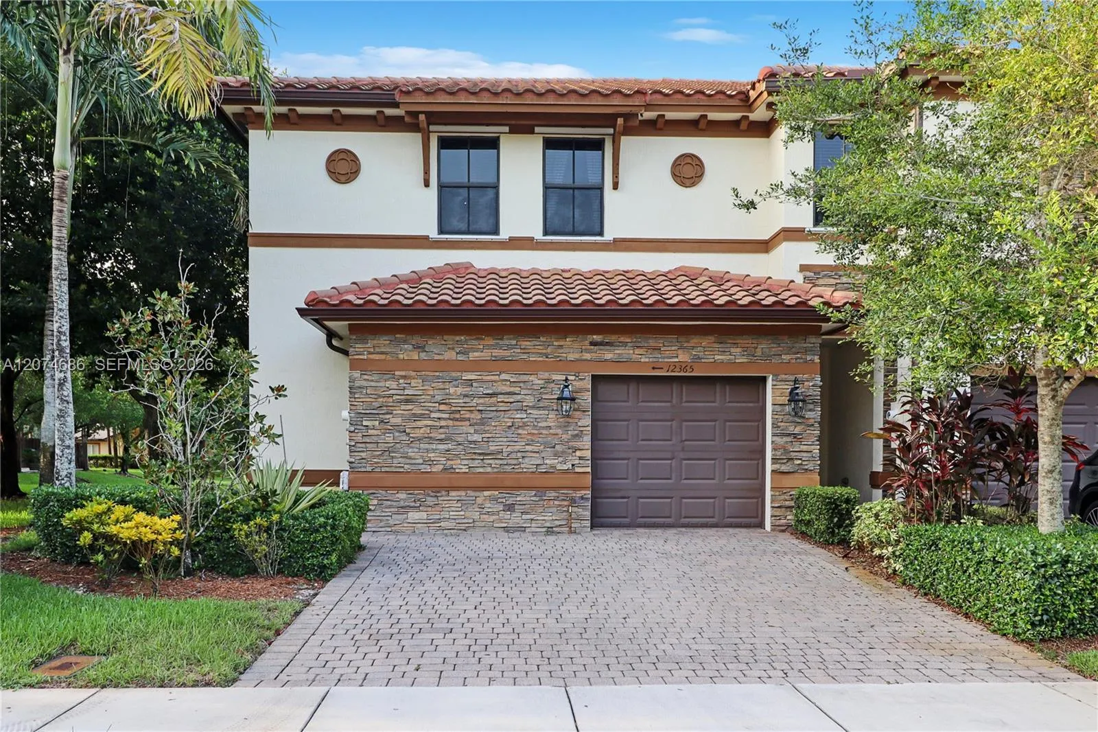Foto de propiedad en 12365 S Village Circle, Davie, FL 33325 Davie con MLS# 