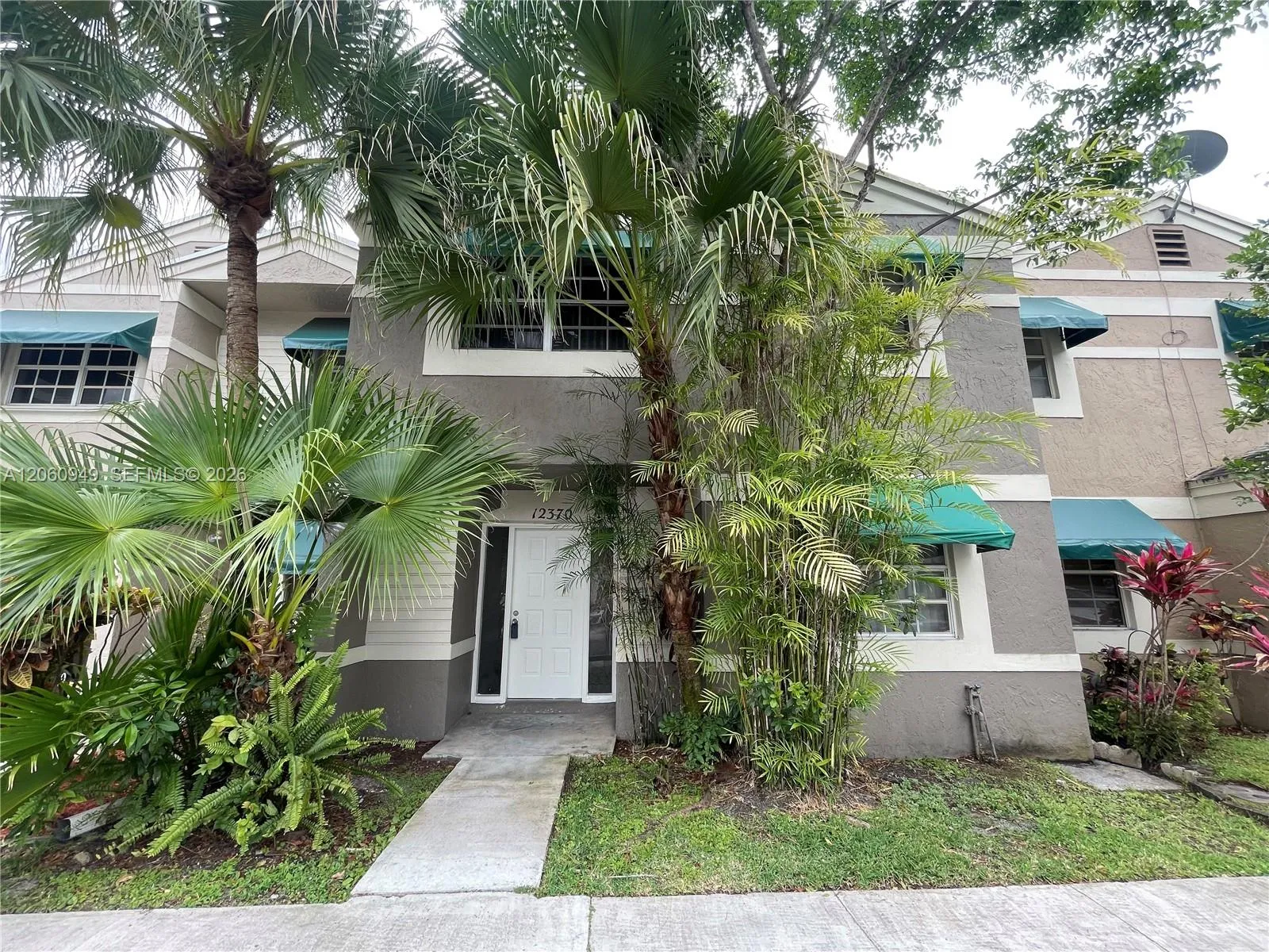 Foto de propiedad en 12370 SW 52nd Place, Cooper City, FL 33330 Cooper City con MLS# 