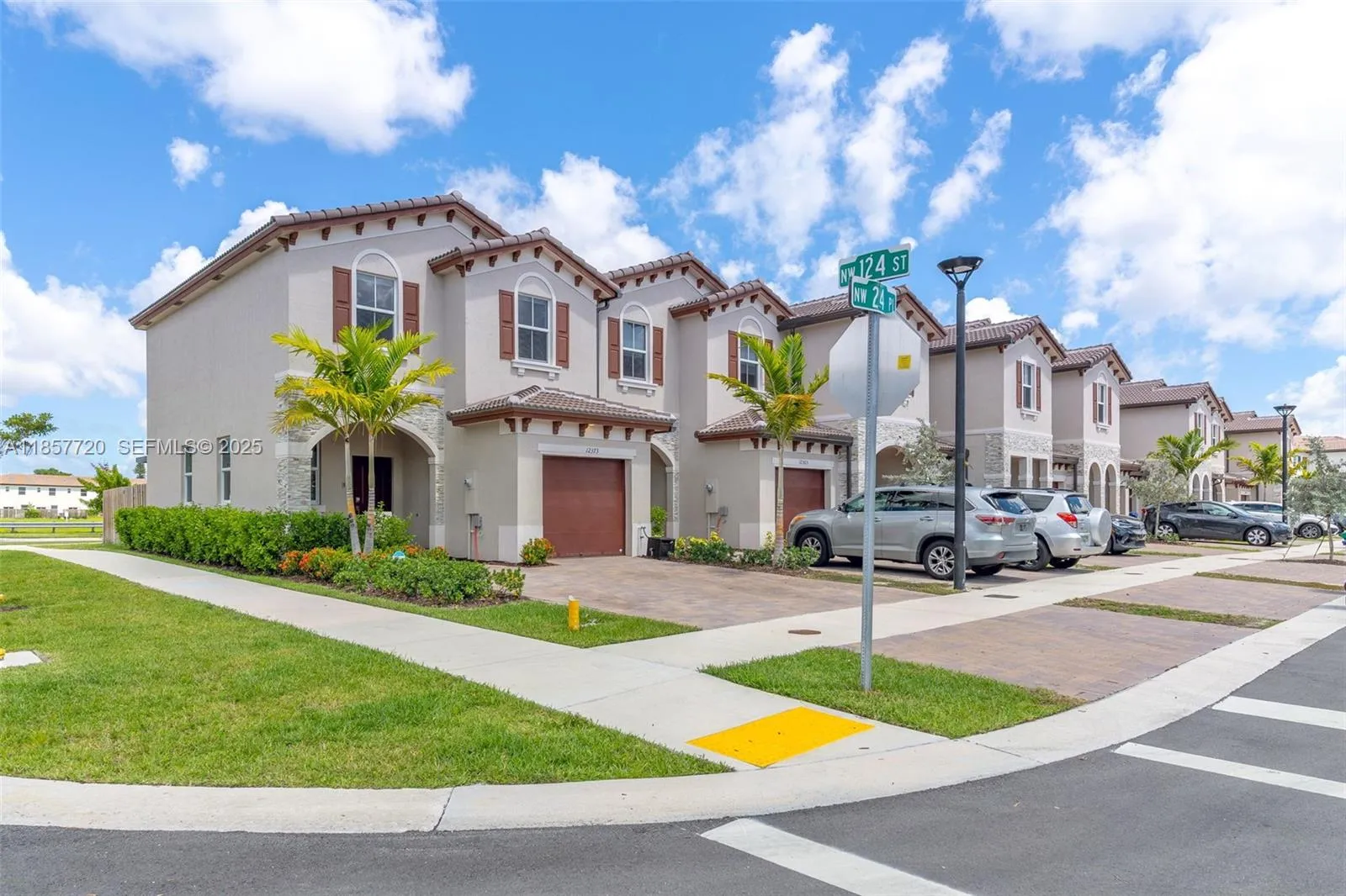 Foto de propiedad en 12373 NW 24th Place, Miami, FL 33167 Miami con MLS# 