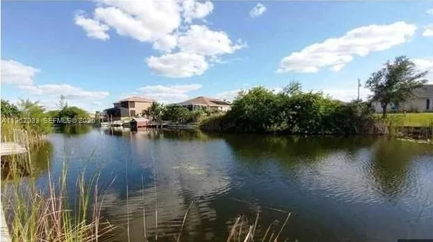 Foto de propiedad en 124 NE 18th Street, Cape Coral, FL 33909 Cape Coral con MLS# 