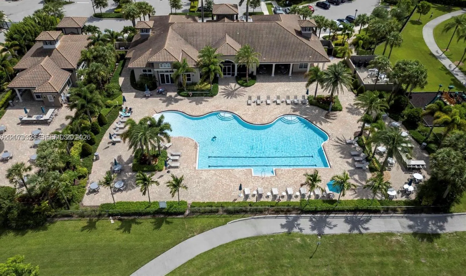 Foto de propiedad en 1240 Eucalyptus Drive 2, Hollywood, FL 33021 Hollywood con MLS# 