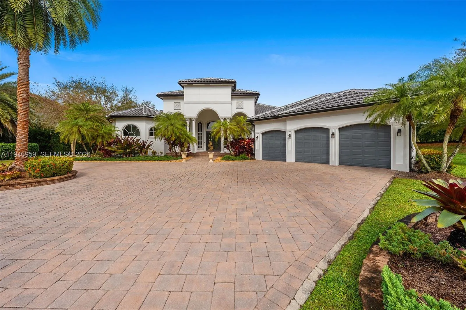 Foto de propiedad en 12401 N Stonebrook Circle, Davie, FL 33330 Davie con MLS# 