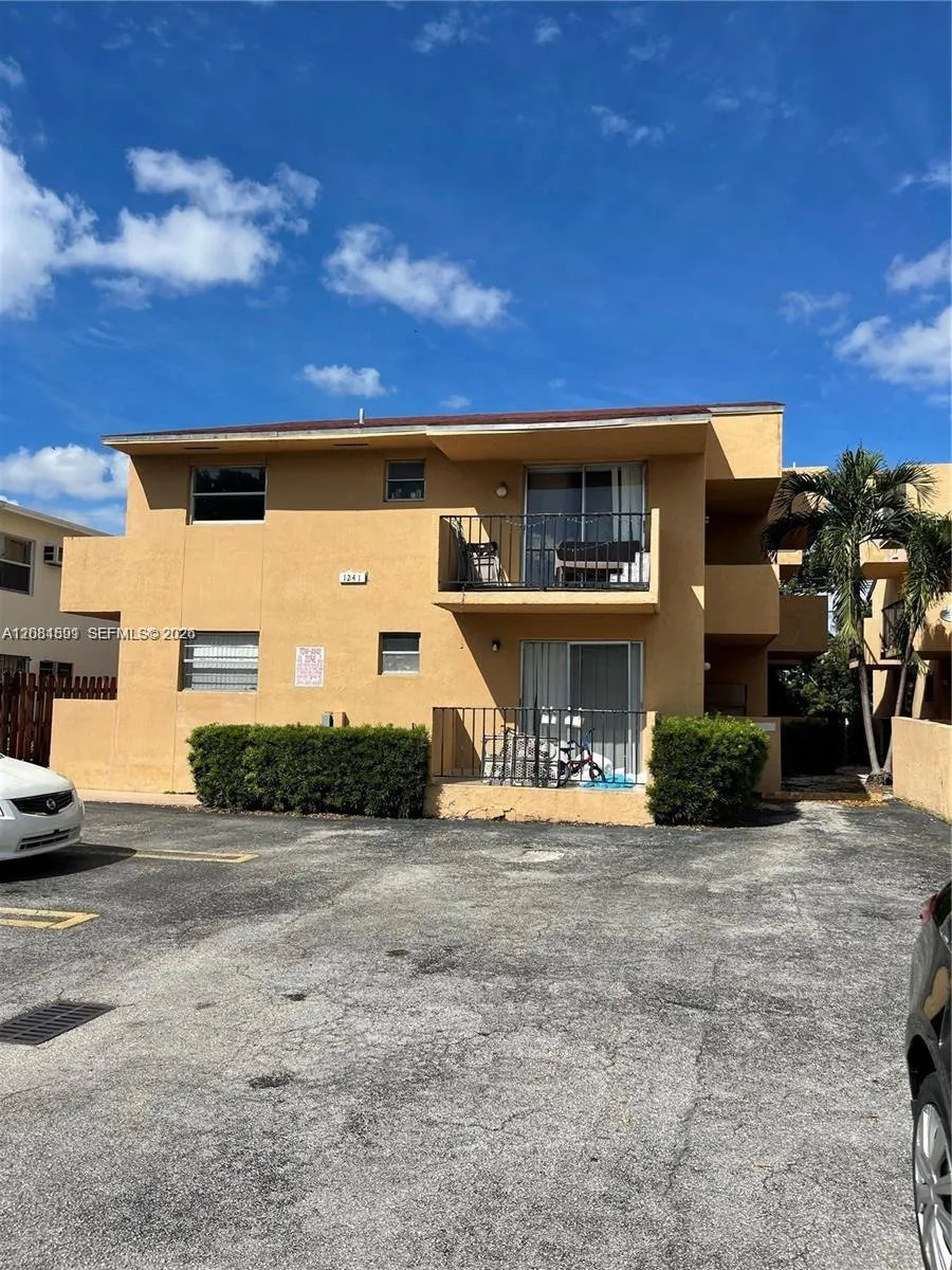 Foto de propiedad en 1241 NW 6th Street 1, Miami, FL 33125 Miami con MLS# 