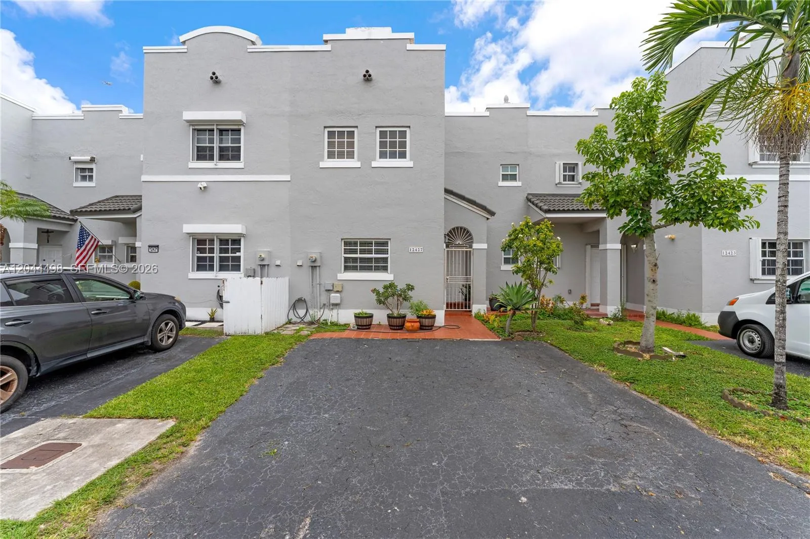 Foto de propiedad en 12427 NW 7th Lane, Miami, FL 33182 Miami con MLS# 