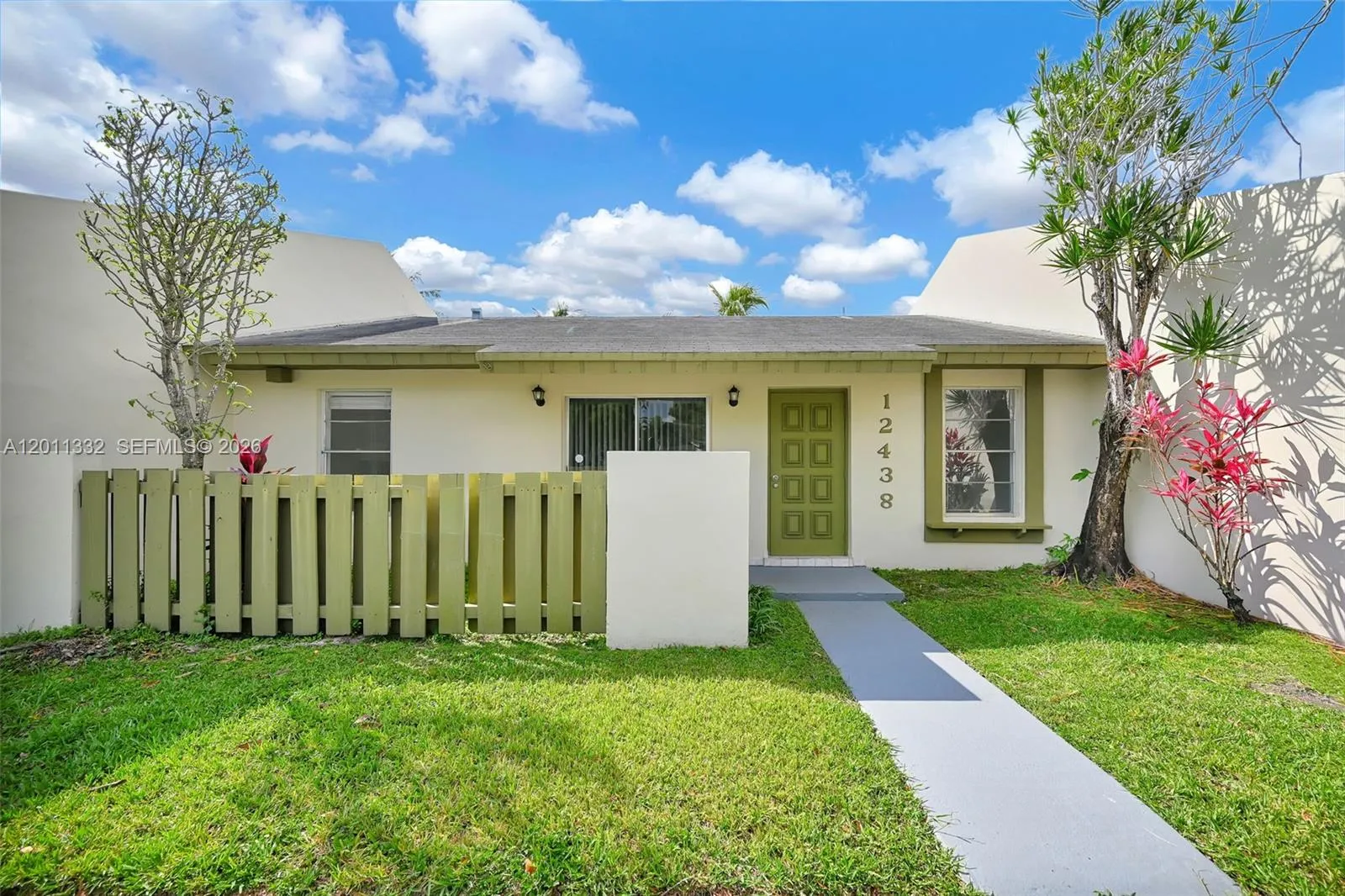 Foto de propiedad en 12438 SW 115th Terrace, Miami, FL 33186 Miami con MLS# 