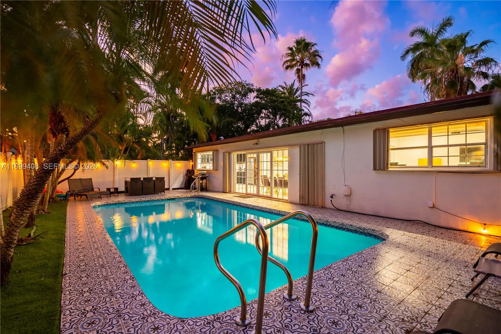 Foto de propiedad en 1244 Garfield Street, Hollywood, FL 33019 Hollywood con MLS# 