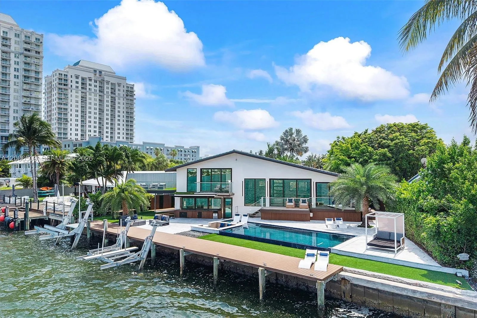 Foto de propiedad en 1244 NE 81st Terrace, Miami, FL 33138 Miami con MLS# 