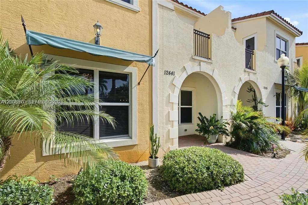 En Venta 12441 NW 18th Court, Pembroke Pines, FL 33028, Pembroke Pines, FL 33028