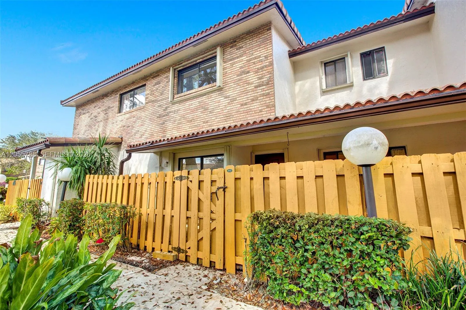 Foto de propiedad en 12471 NW 3 Street D2, Plantation, FL 33325 Plantation con MLS# 