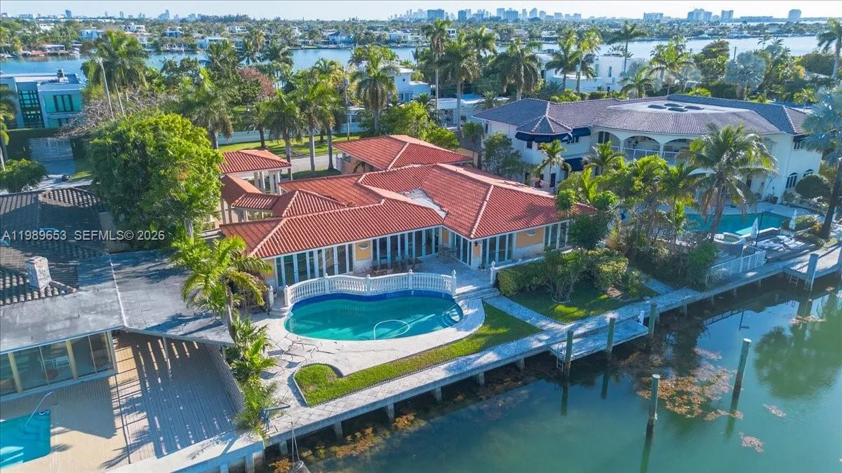 Foto de propiedad en 1249 Biscaya Drive, Surfside, FL 33154 Surfside con MLS# 