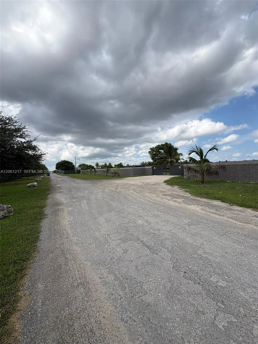 Foto de propiedad en 12495 SW 199 Avenue, Miami, FL 33196 Miami con MLS# 