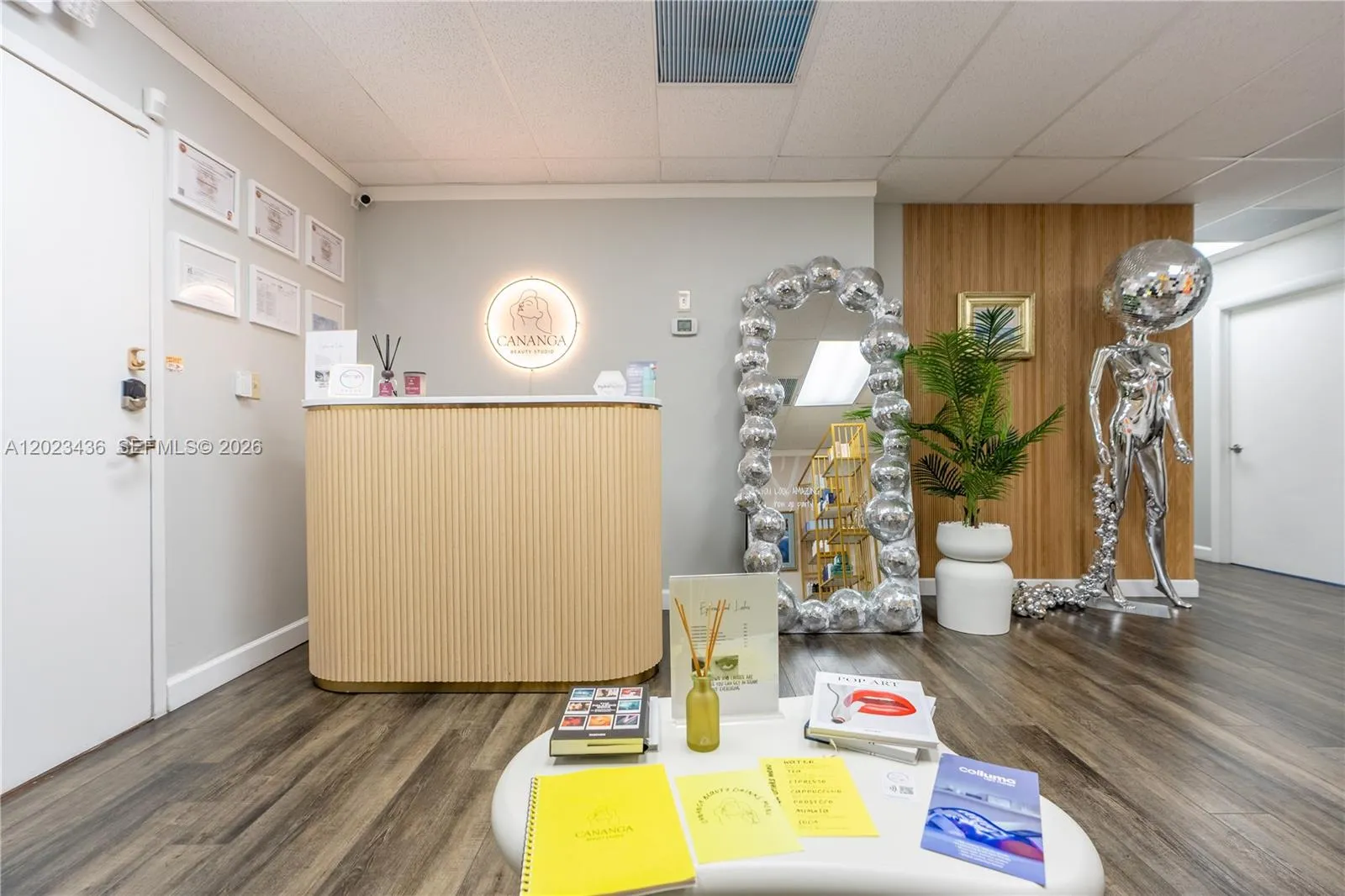 Foto de propiedad en 1250 E Hallandale Beach Boulevard, Hallandale Beach, FL 33009 Hallandale Beach con MLS# 